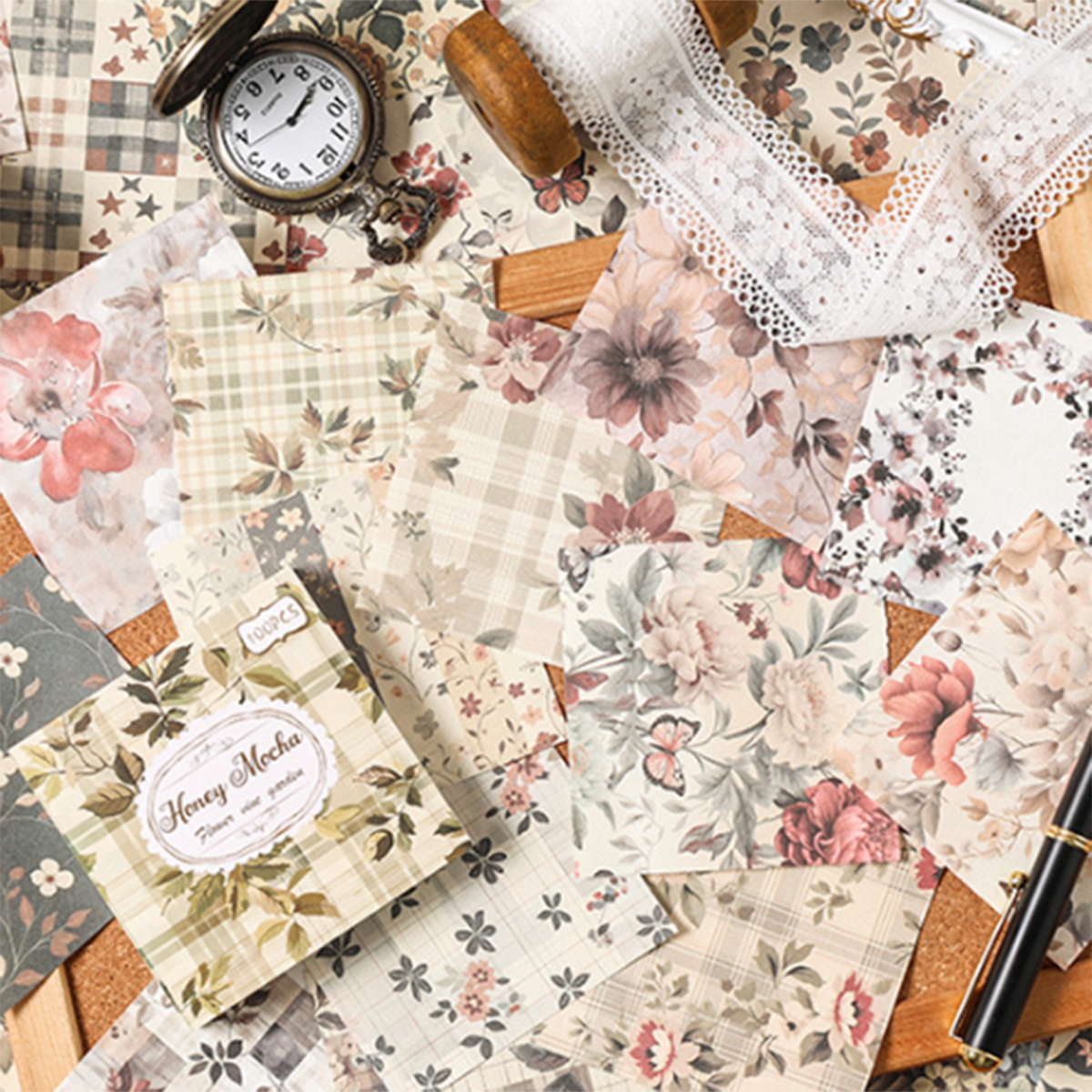 Papier mit Vintage-Muster, gebunden in ein Buch, leicht zu reißen und zu verwenden, kann zum Schreiben, Dekoration und Collagen verwendet werden