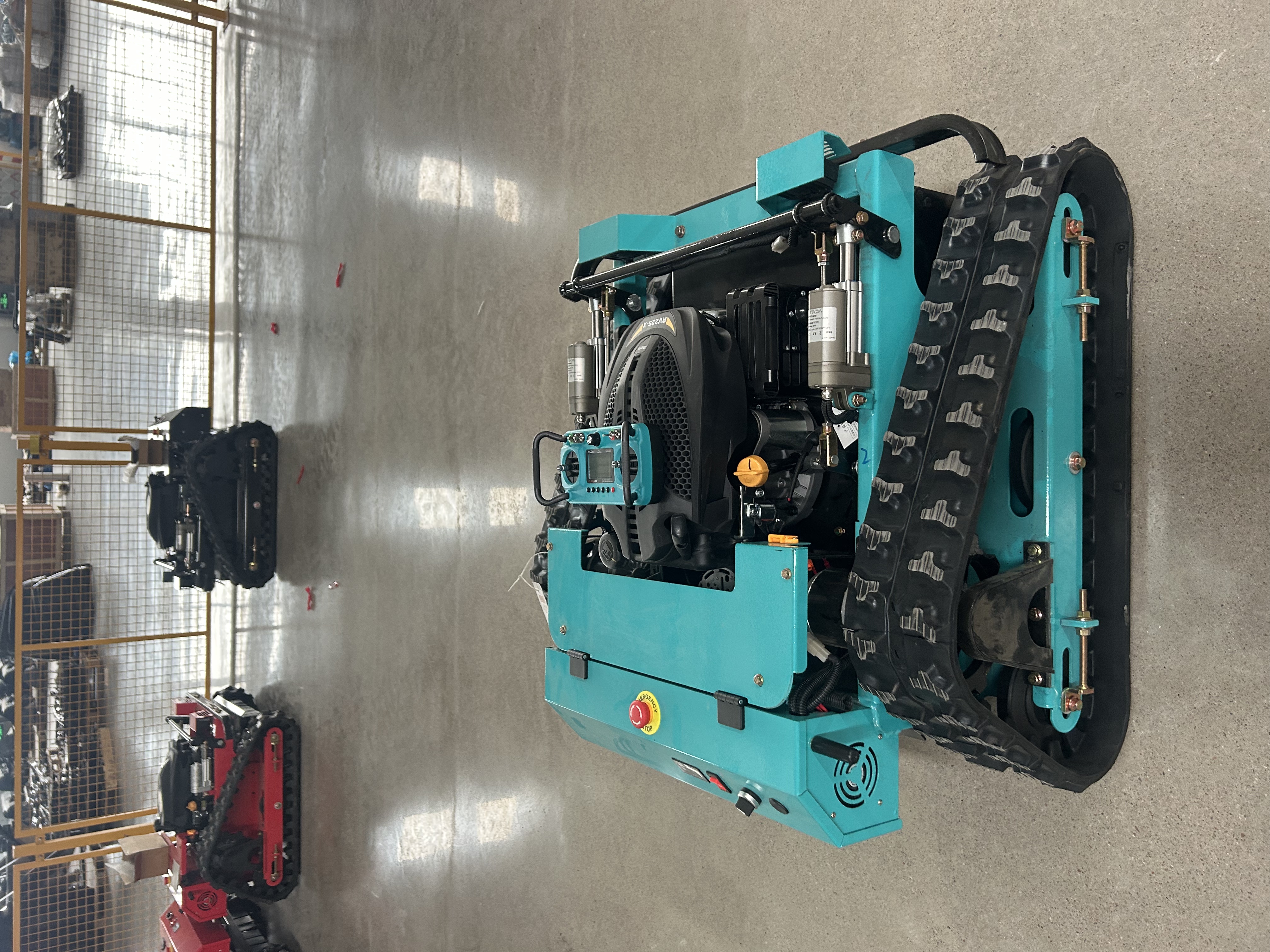 НОВАЯ гусеничная газонокосилка с дистанционным управлением по индивидуальному заказу 2025 года.