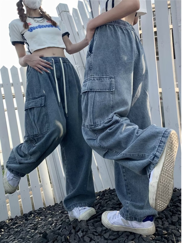 女性のニッチなデザインのためのレトロなスタイルのストレートレッグジーンズ、女性のジーンズのためのルーズでマルチポケットのワイドレッグパンツ