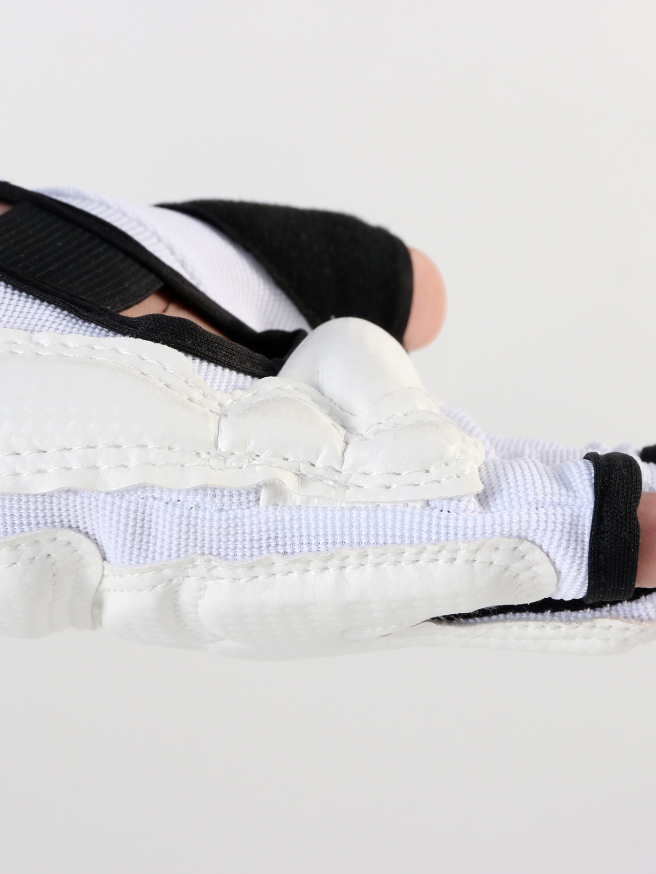 高品質キックボクシンググローブ MMA グローブムエタイトレーニングボクサーファイト機器ハーフミット Pu レザー黒ボクシング機器