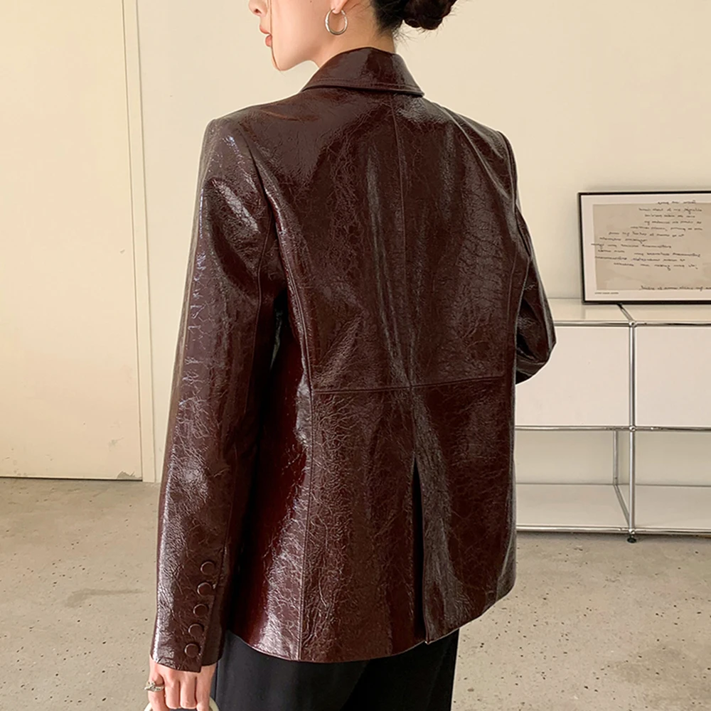 TWOTWINSTYLE Feste Beiläufige Leder Blazer Für Frauen Kerb Kragen Langarm Patchwork Zweireiher Lose Mäntel Weibliche Neue