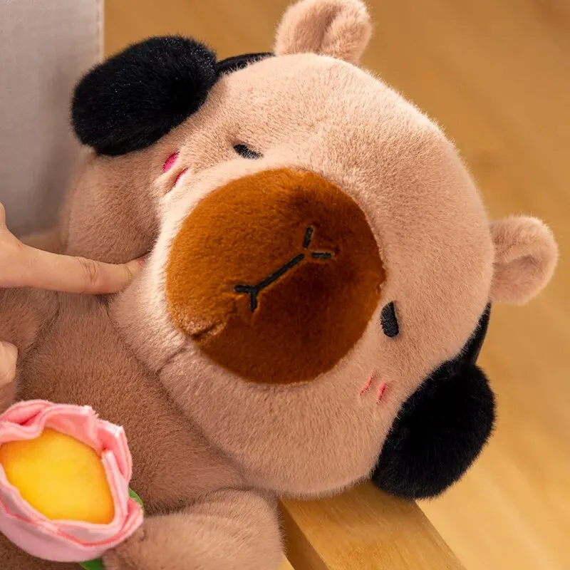 1 ชิ้นใหม่น่ารัก Capybara ตุ๊กตาของเล่นตุ๊กตาสัตว์ Capybara ตุ๊กตานุ่มถือดอกไม้ของเล่นเด็กของขวัญวันเกิด
