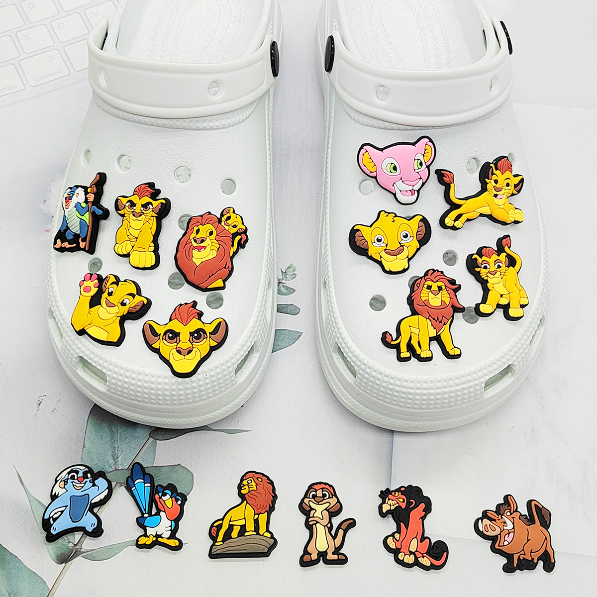 MINISO 16-teiliges Running Lion King Schuh-Charms-Set für Clogs, Taschen, Blasen-Slides, Sandalen, PVC-Schuhdekorationen, Strandtaschen-Zubehör
