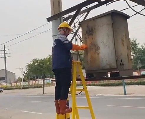 Escalera de espiga con escalera de fibra de vidrio aislada plegable portátil de buena estabilidad con base antideslizante