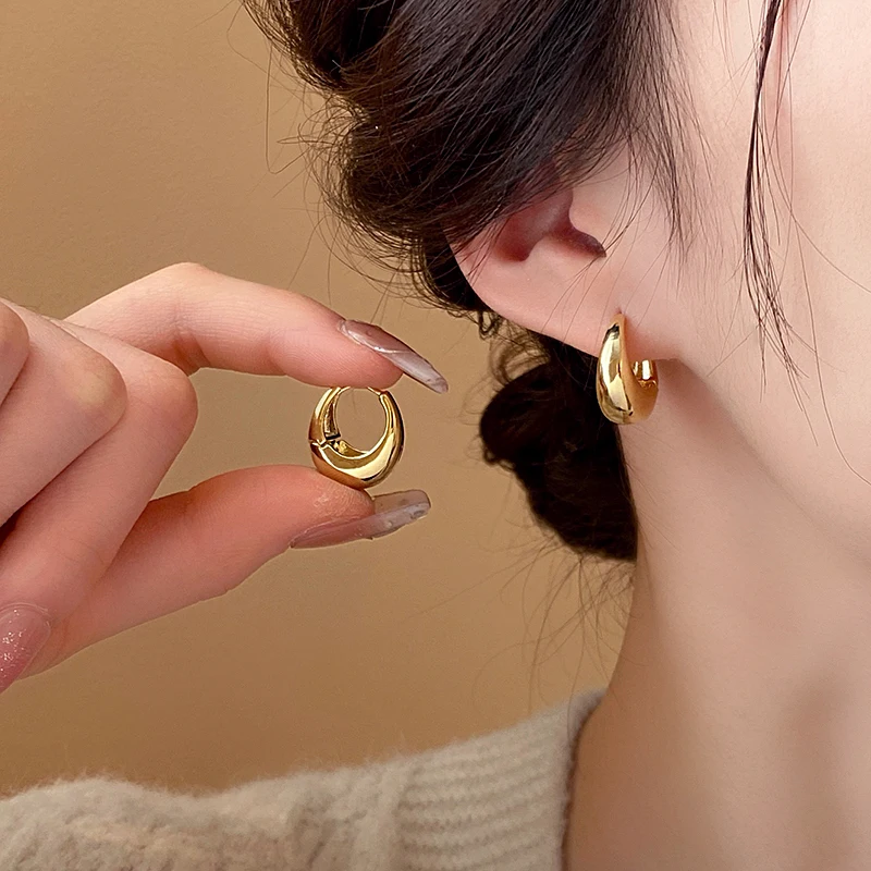 Orecchini a cerchio geometrici in stile metallico per le donne Moda coreana Premium Fibbia per l'orecchio Semplice temperamento pendolare Gioielleria raffinata