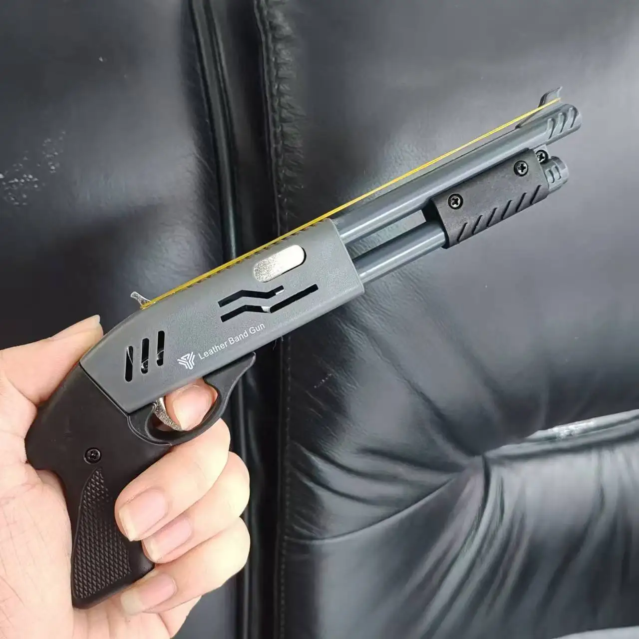 Spruzzatore per fucile con elastico in miniatura 8 scoppie di pistola con elastico modello ornamenti giocattolo pistola a proiettile morbido regalo di Natale