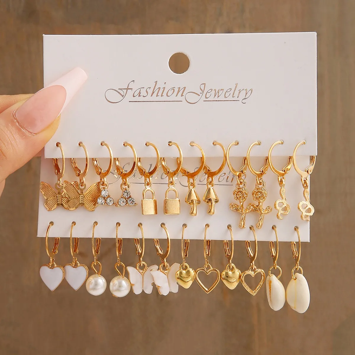 Nuevo conjunto de pendientes de aro de mariposa de Color dorado nuevo, pendientes colgantes huecos de corazón simples y creativos para mujer, joyería de moda