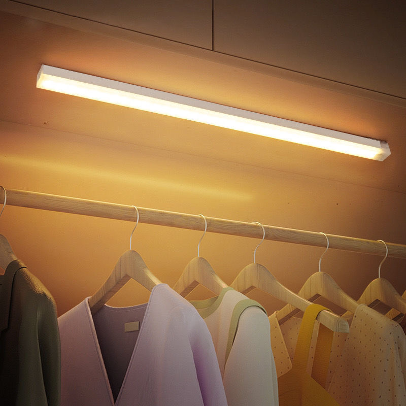LED Motion Sensor Light ไร้สาย LED Night Light Type C ชาร์จตู้ตู้เสื้อผ้าโคมไฟบันได Backlight สําหรับห้องครัว