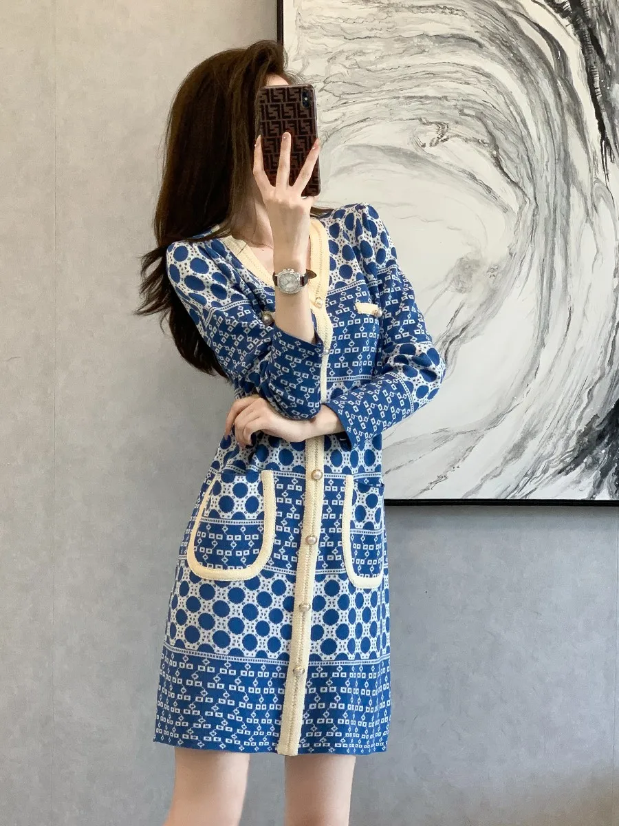 春秋 2024 小さなフレグランススタイルの女性のドレス韓国語バージョンルーズ V ネック長袖ニットスカートストレートチューブ