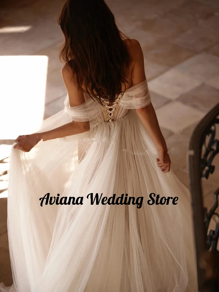 Abito da sposa personalizzato in tulle a pois della Boemia con spalle scoperte e scollo a cuore, abito da sposa a-line con strascico, abito con spacco laterale 2025