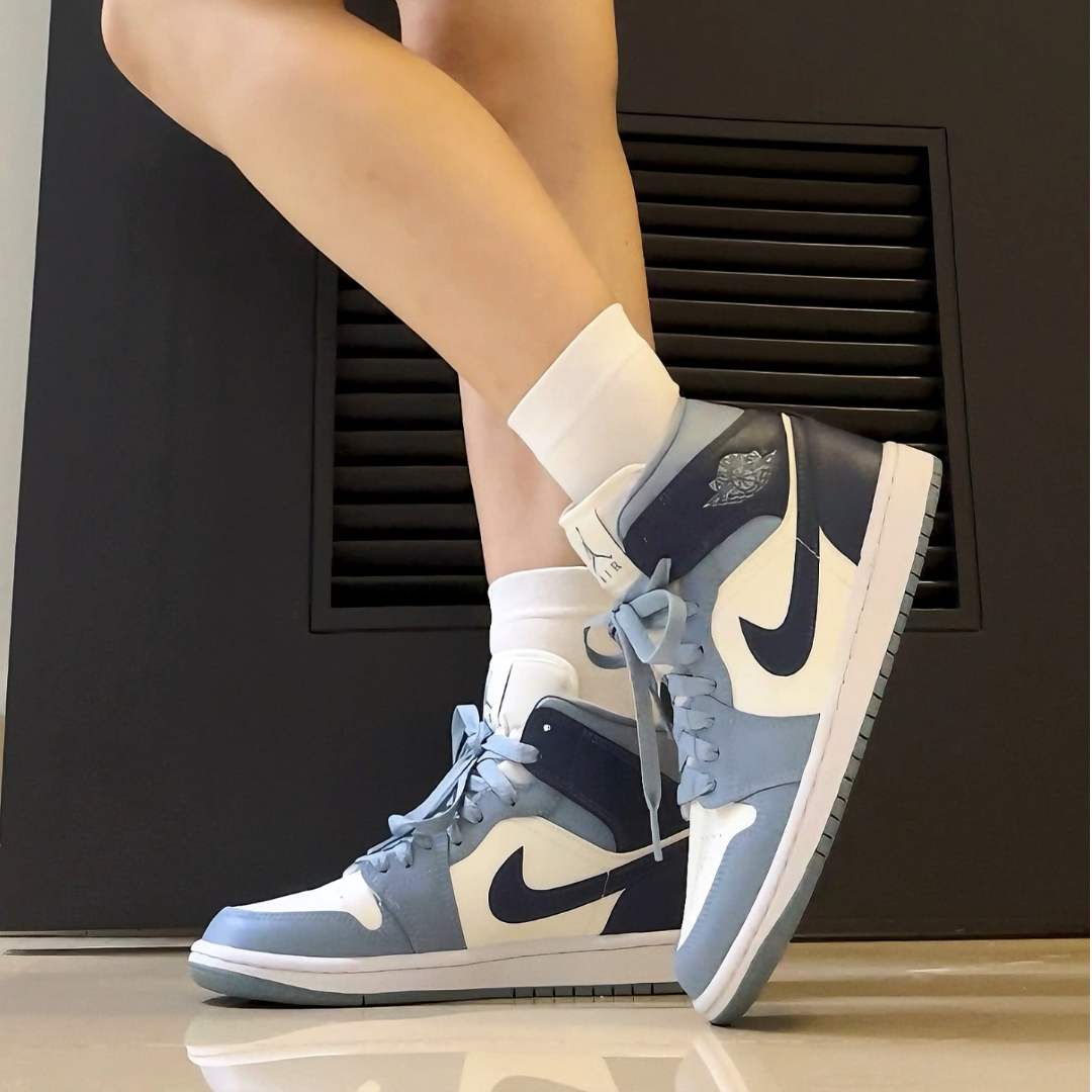 Nike Blanco y Azul Colorway Air Jordan 1 MID Original Moda Zapatillas de baloncesto de caña media para hombres y mujeres
