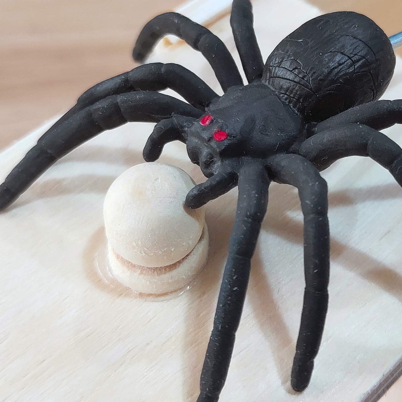 Spider Prank Box Pop Out Rubber Spider Handmade Wood Scare Box Party Game Fun Surprise Joke Funny Trick Toy for Kids Easter Gift