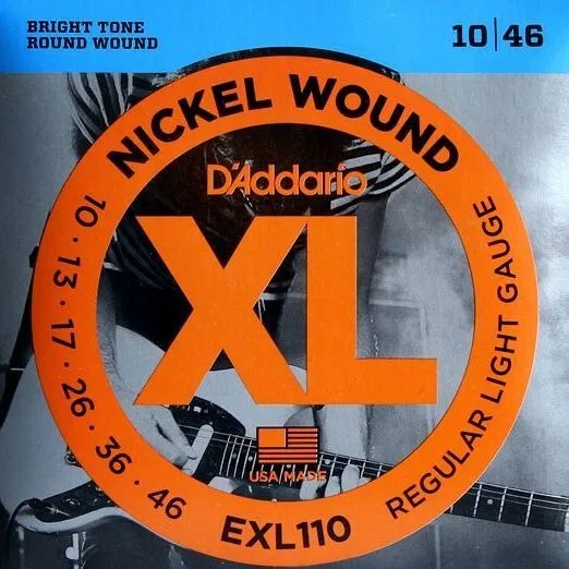 Un juego de seis cuerdas de guitarra eléctrica de latón recubiertas de bronce fósforo D'Addario, a prueba de herrumbre y menos probables para romper