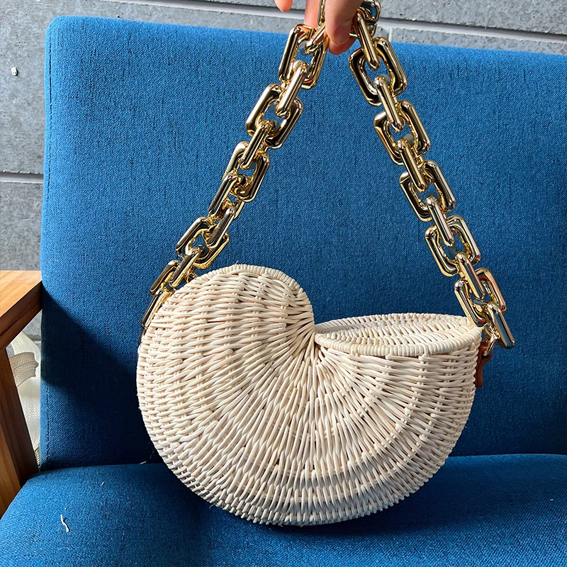 Bolsos de paja informales versátiles para mujer, bolso de hombro con cadena de Metal especial de ratán de Color sólido con concha de concha, diseñador de lujo, 2022