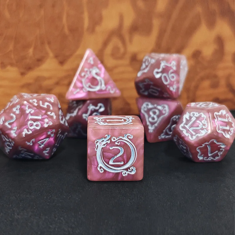7 ชิ้น DND ลูกเต๋า 7 ชิ้น/เซ็ตลายมังกรลูกเต๋าหลายเหลี่ยมเล่นบทบาท D & D TRPG เกมกระดานลูกเต๋าเป็นของขวัญความบันเทิงอุปกรณ์เสริม