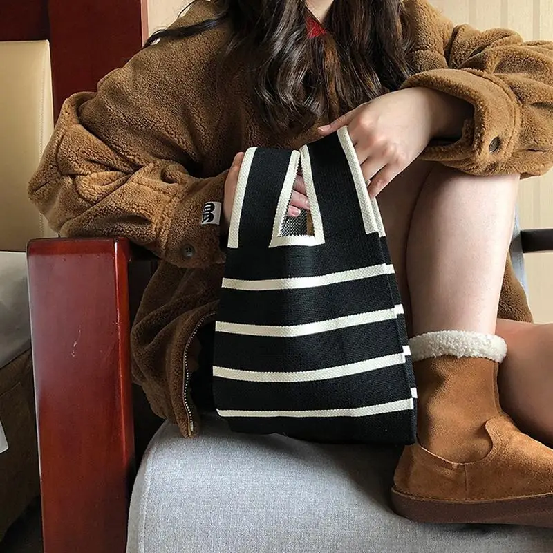 Damska ręcznie robiona mała torebka z dzianiny codzienna torba na nadgarstek szeroki pasek w paski Shopper Mini Tote studencka torba na ramię wielokrotnego użytku