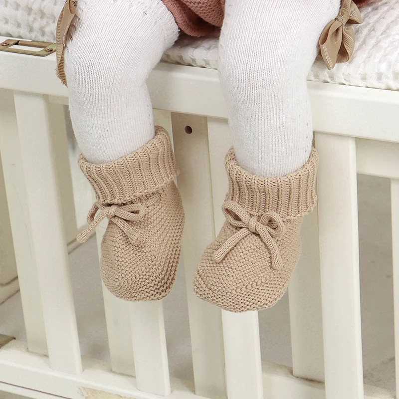 Zapatos de bebé de punto de algodón para recién nacido, botas para niña y niño, zapatos de cama sin cordones cálidos y sólidos a la moda, calzado hecho a mano de 0 a 18M