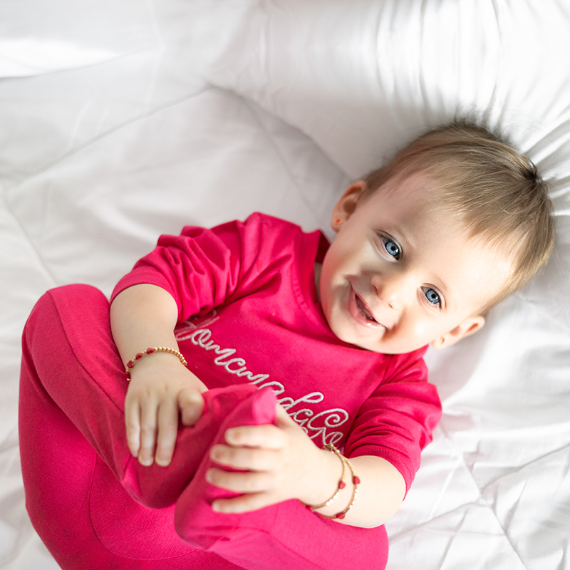 Ali Plus SS25 pijama de bebé y niña rosa y azul intenso y camisón de niña con ribete bordado