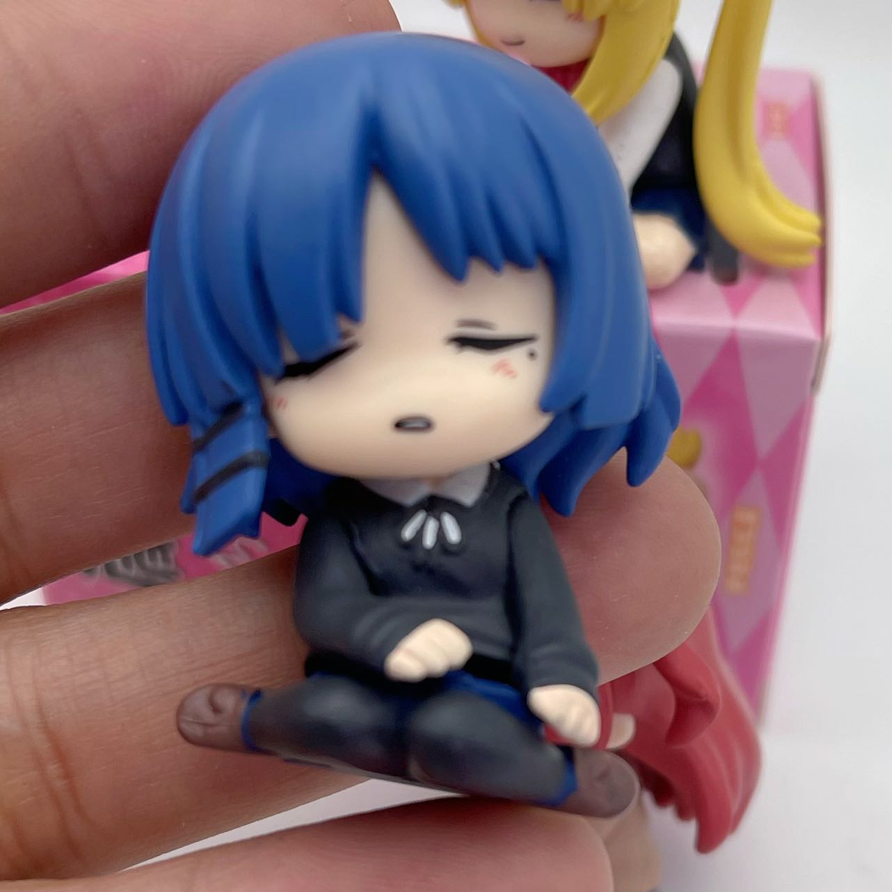 新しい高品質スポット商品ロンリーロック T-Arts ツイストエッグブラインドボックス 4 スタイルひざまずく姿勢人形デスクトップ装飾ギフトおもちゃ