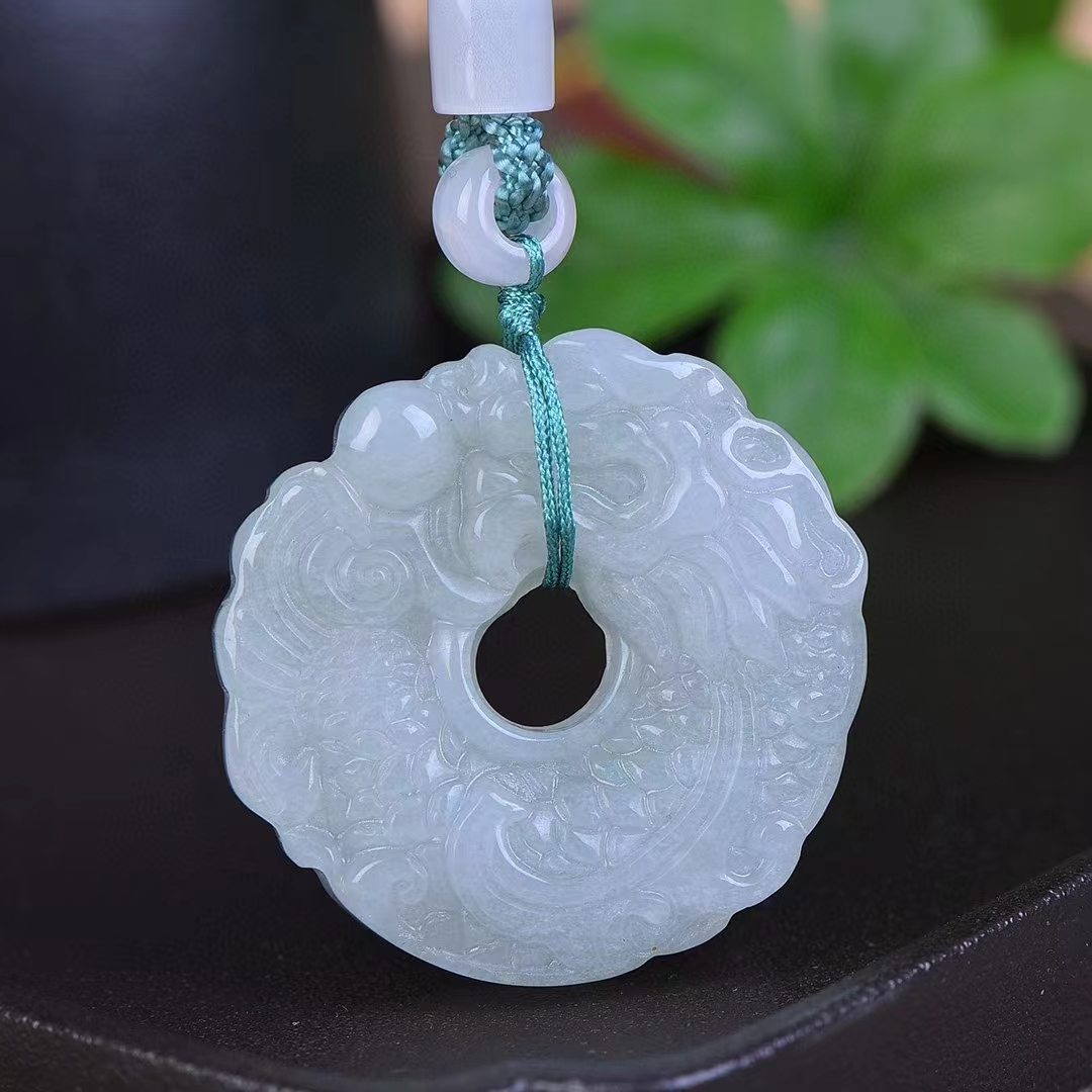 จี้หยก Tianshan ธรรมชาติน้ำแข็งสีเขียวสร้อยคอจี้หินผู้ชายผู้หญิงมงคลเครื่องประดับเครื่องรางมังกรเสน่ห์เครื่องประดับ