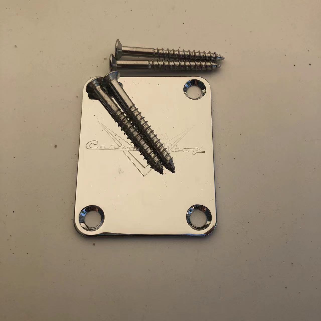 Edición limitada, tienda personalizada, logotipo de número de serie personalizado, placa de mástil cromada/negra para guitarra eléctrica ST/Tele, tornillos incluidos