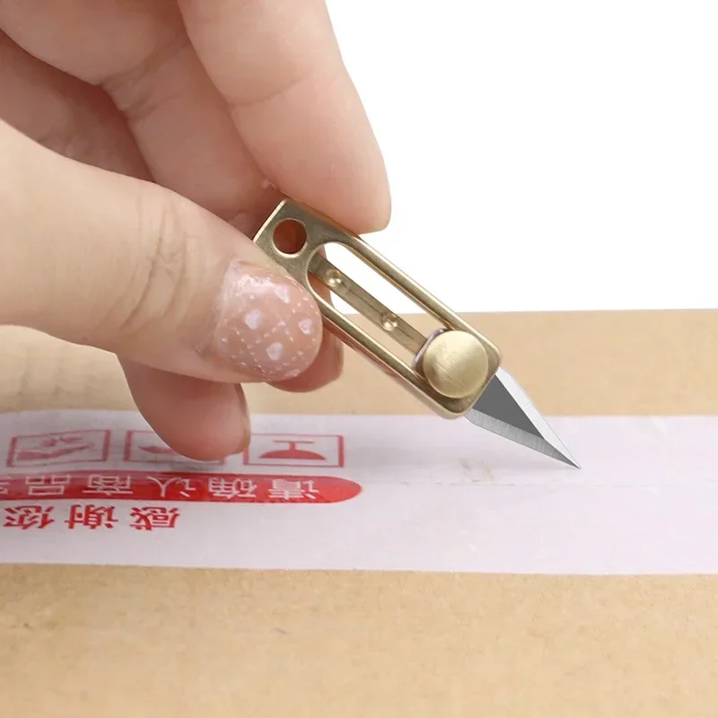 Mini coltello in ottone e acciaio inossidabile Coltello multiuso portatile Coltello di sicurezza di sopravvivenza Portachiavi Ciondolo Piccolo strumento Busta Apribottiglie