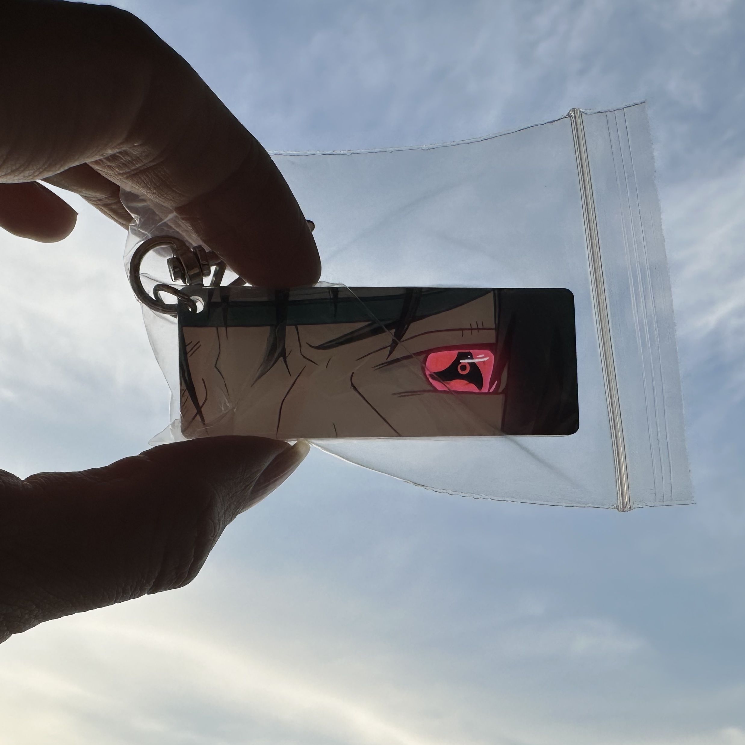 Llavero Naruto acrílico luz solar Uchiha Itachi ojos brillantes patrón Rectangular de doble cara nueva mochila colgante regalo de Navidad