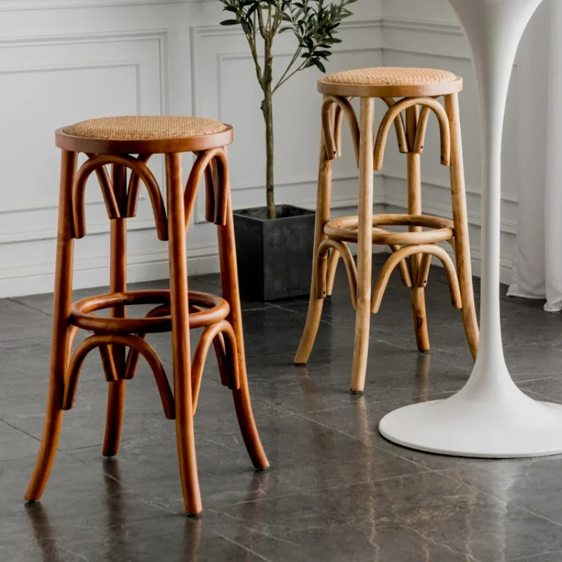 Cadeiras de barra tecidas retro do Rattan da madeira maciça, cadeira alta do desenhador, loja do chá do leite, tamborete alto redondo, barstools nórdicos, luxo acessível