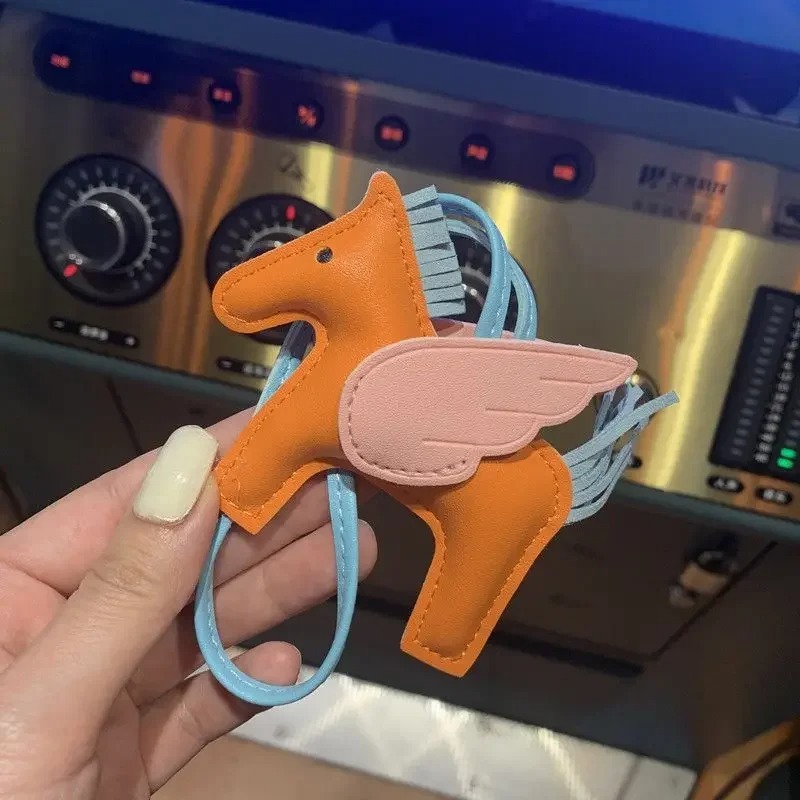 ミニエンジェルペガサス手縫いPUレザー子馬ペンダントレディースバッグファッショナブルで絶妙なアクセサリー姉妹親友ギフト