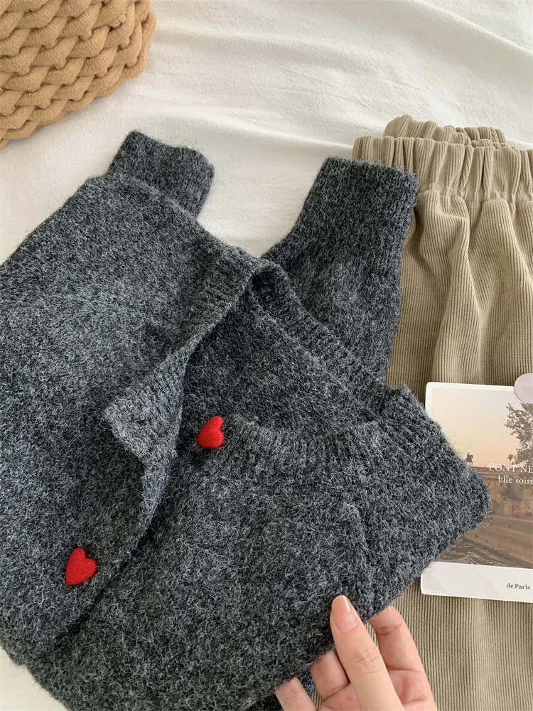 Cardigan de malha de lã cinza profundo para mulheres 2025 outono inverno macio e pegajoso quente amor fivela mangas de ombro