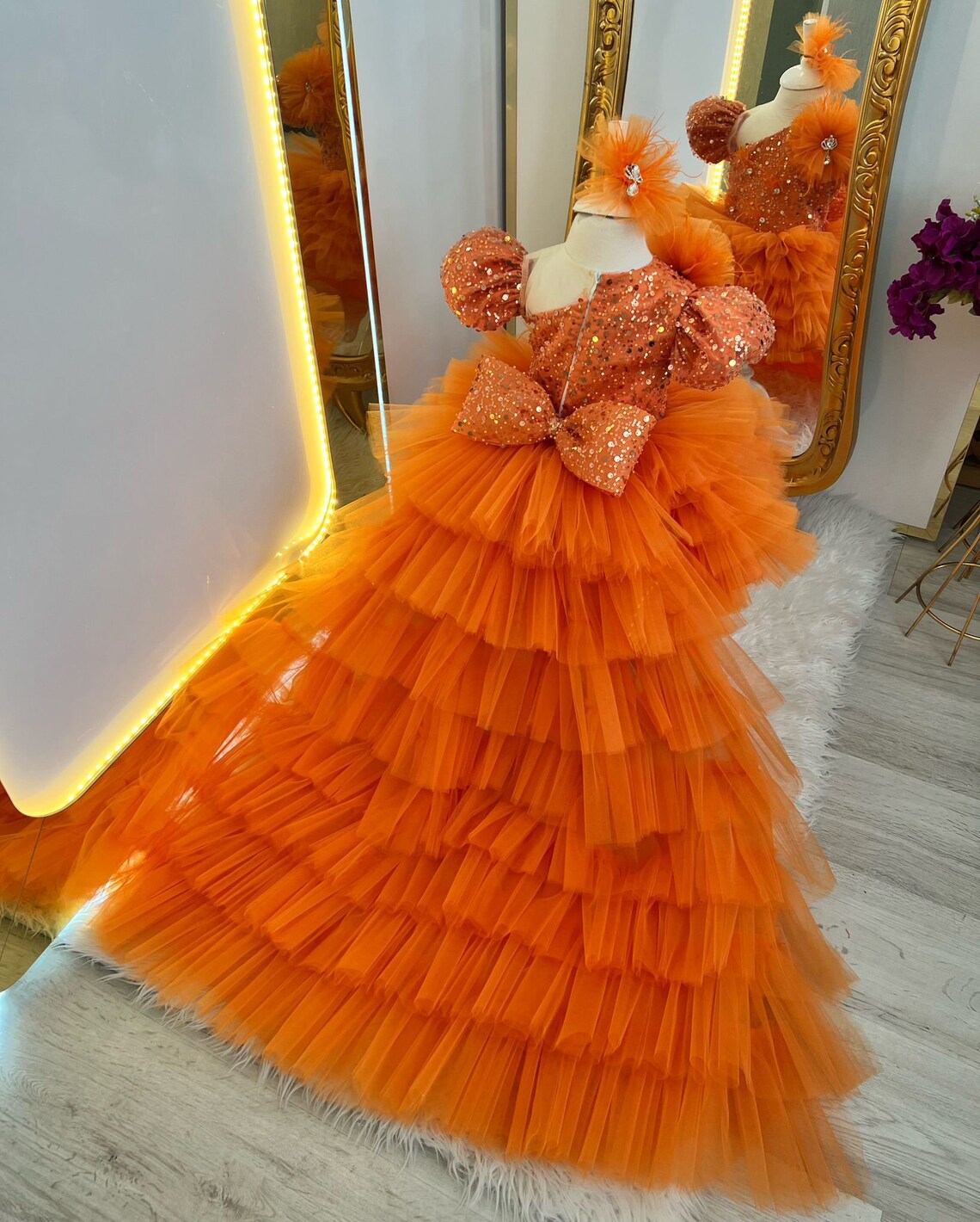 สีชมพูชุดสาวดอกไม้สําหรับงานแต่งงานวันเกิดเจ้าหญิง Feather Tulle ประกวดชุดอย่างเป็นทางการพรหม Gowns ยาวรถไฟ
