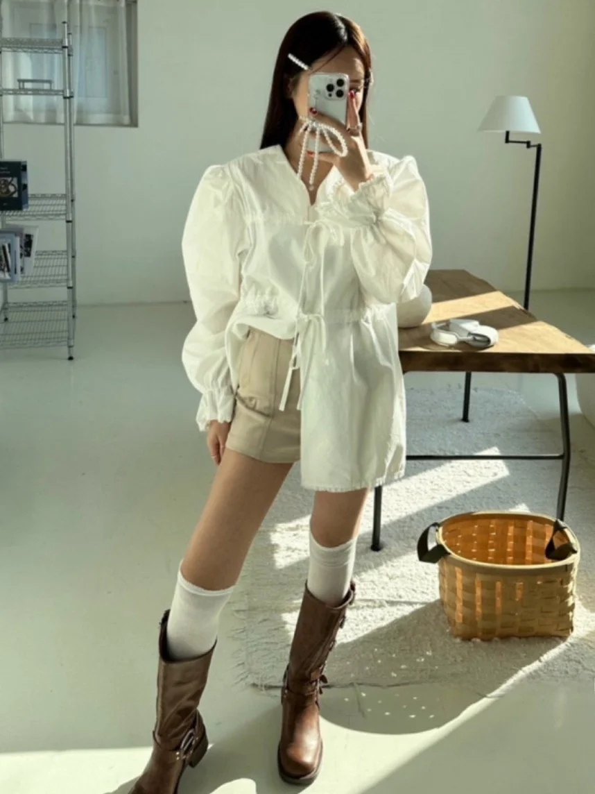 シックなレースアップノースリーブ V ネックピュアカラーベルスリーブシャツ女性のルーズフィット多用途春の新デザインスプライシングレースシャツ