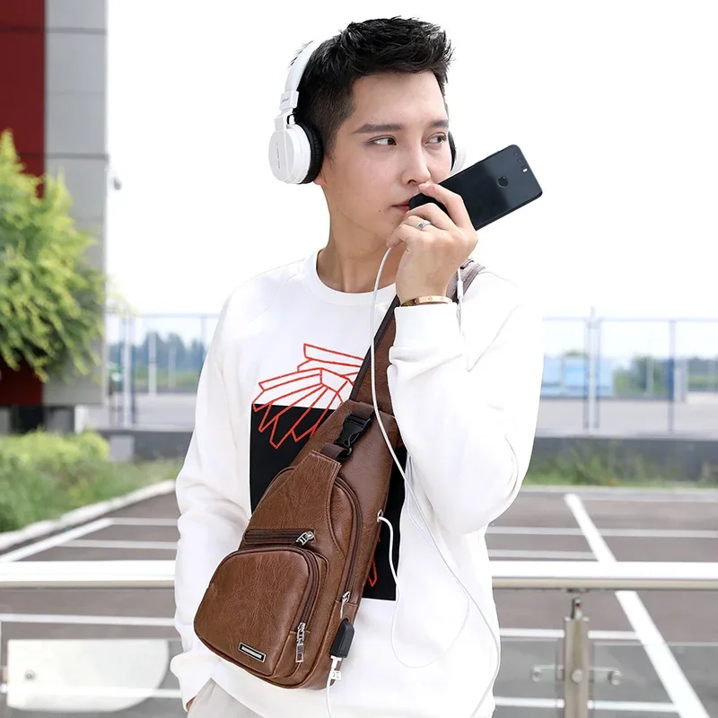 ในสต็อกกระเป๋าคาดหน้าอกผู้ชายพร้อมแจ็คหูฟังสายสะพาย USB
