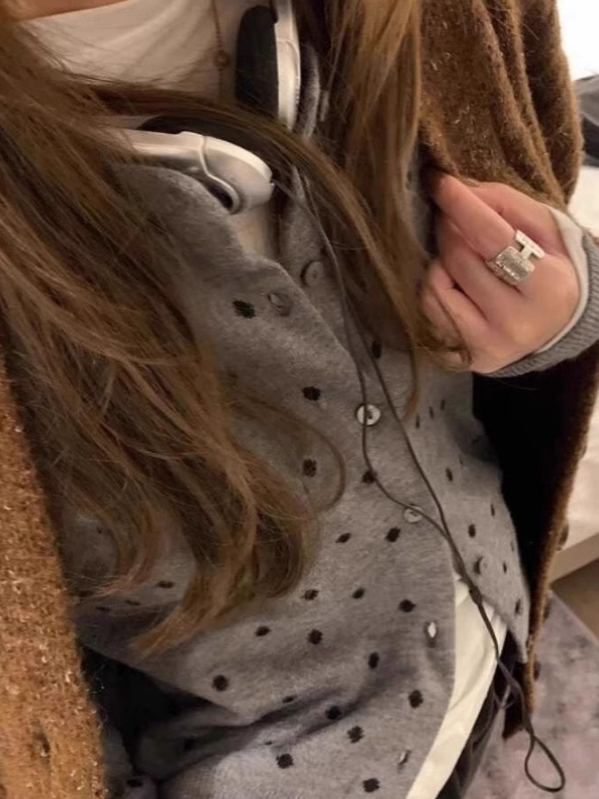 グレー水玉多用途ニットオープンカーディガン女性の春 2025 新しい重ね着デザイン薄い長袖トップ通勤スタイル