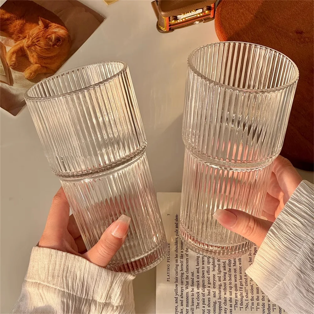 1/2 Stück 600 ml Streifen-Glasbecher mit Deckel und Strohhalm, transparente Trinkgläser für Saft, Wasser und Eiskaffeetassen, Trinkgeschirr