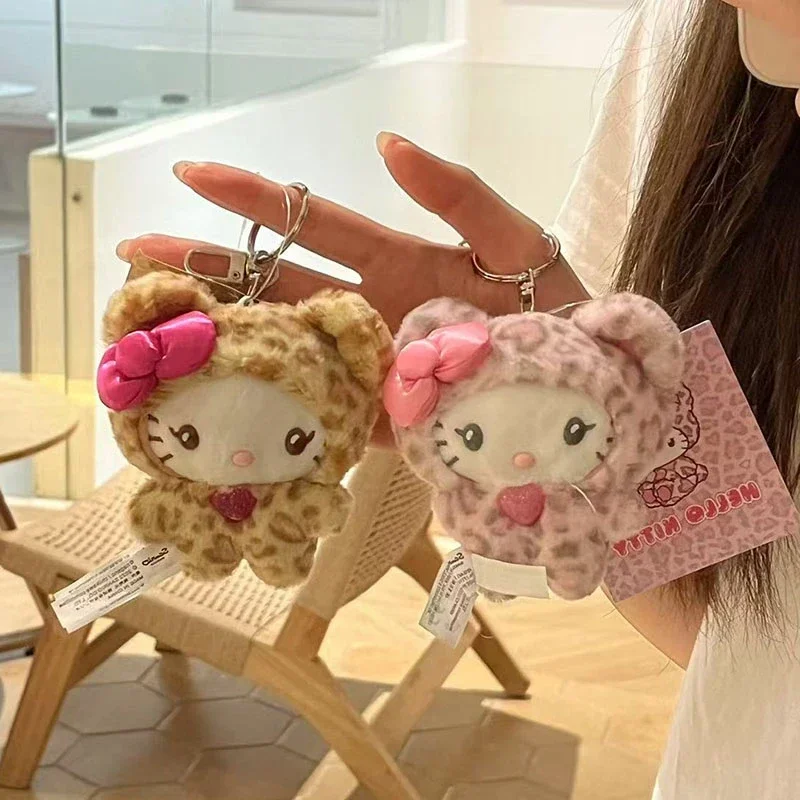 MINISO Hello Kitty Kawaii Breloczek Kotek Urocza Pluszowa Zawieszka do Torby z Kokardą i Leopardzim Nadrukiem, Zawieszka do Zamek Błyskawicznych, Prezent dla Dziewczynek, Pluszaki