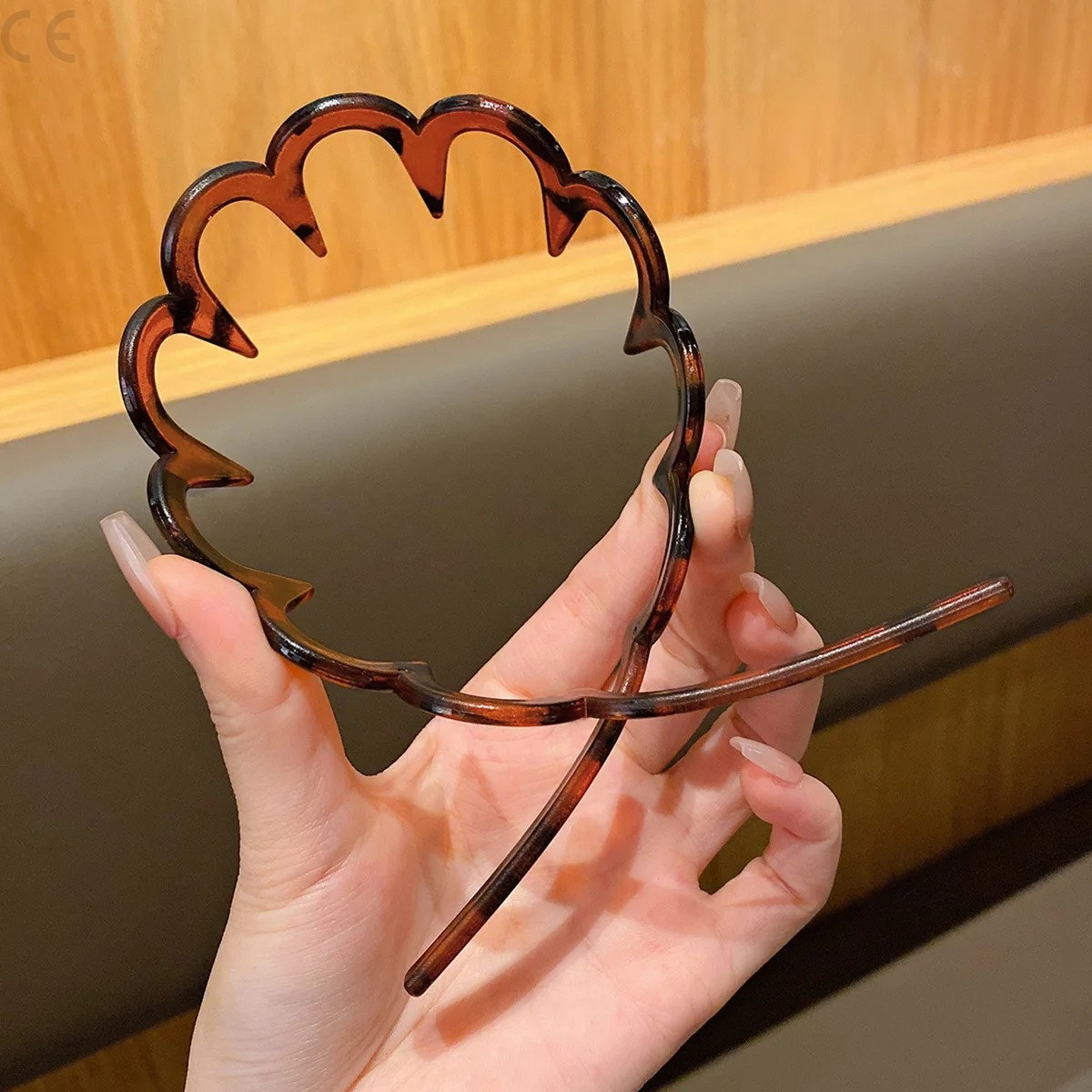 กิ๊บติดผมสีแดงอินเทอร์เน็ต 2 ชิ้นพร้อมฟันและกิ๊บติดผมกันลื่นเหมาะสำหรับใช้ในชีวิตประจำวันเป็นเครื่องประดับผม