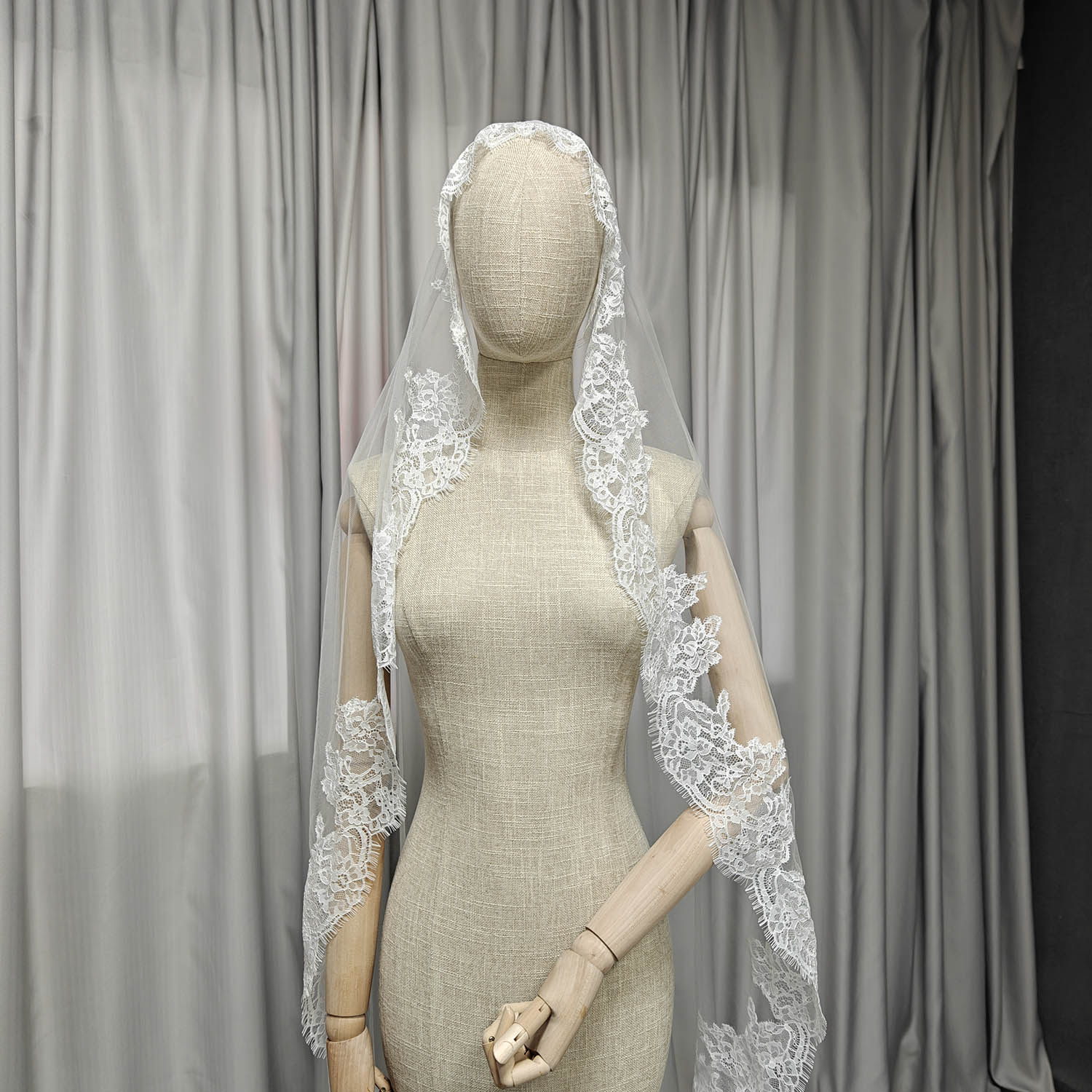 Customized Short Mantilla Wedding Veil with Eyelash Lace, 1m/1.5m/2m Short/Medium Length Veil with Hidden Comb, Single Tier Veil