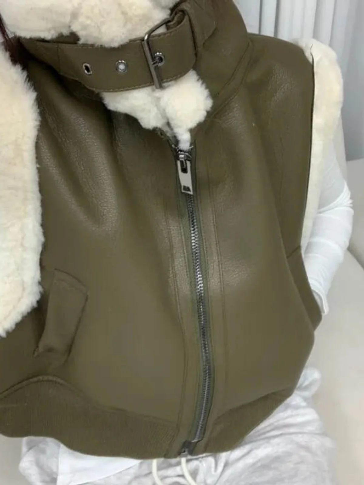 冬の新スタイルの女性のファッションハイエンドノースリーブ Pu レザーコットンジャケットオートバイ服統合毛皮ベストトップ