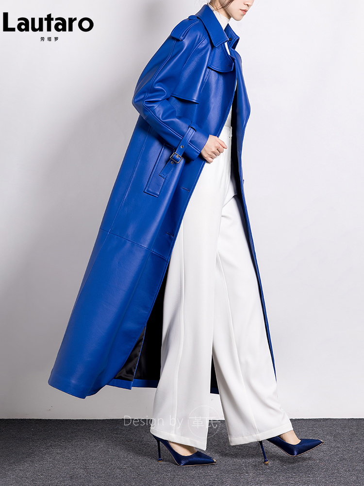 Lautaroฤดูใบไม้ผลิฤดูใบไม้ร่วงยาวพิเศษLuxury Elegant Blue Soft PuหนังTrench Coatสําหรับผู้หญิงรันเวย์ยุโรปแฟชั่น 2023
