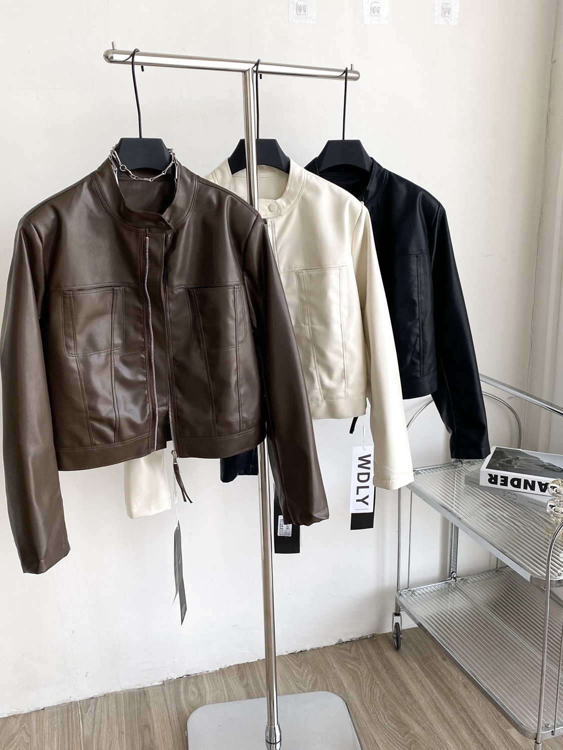 Jaqueta de Couro PU Versátil e E para Mulheres, Curta, Solta, Casual, com Gola Alta e Cinto, Roupa Externa de Outono