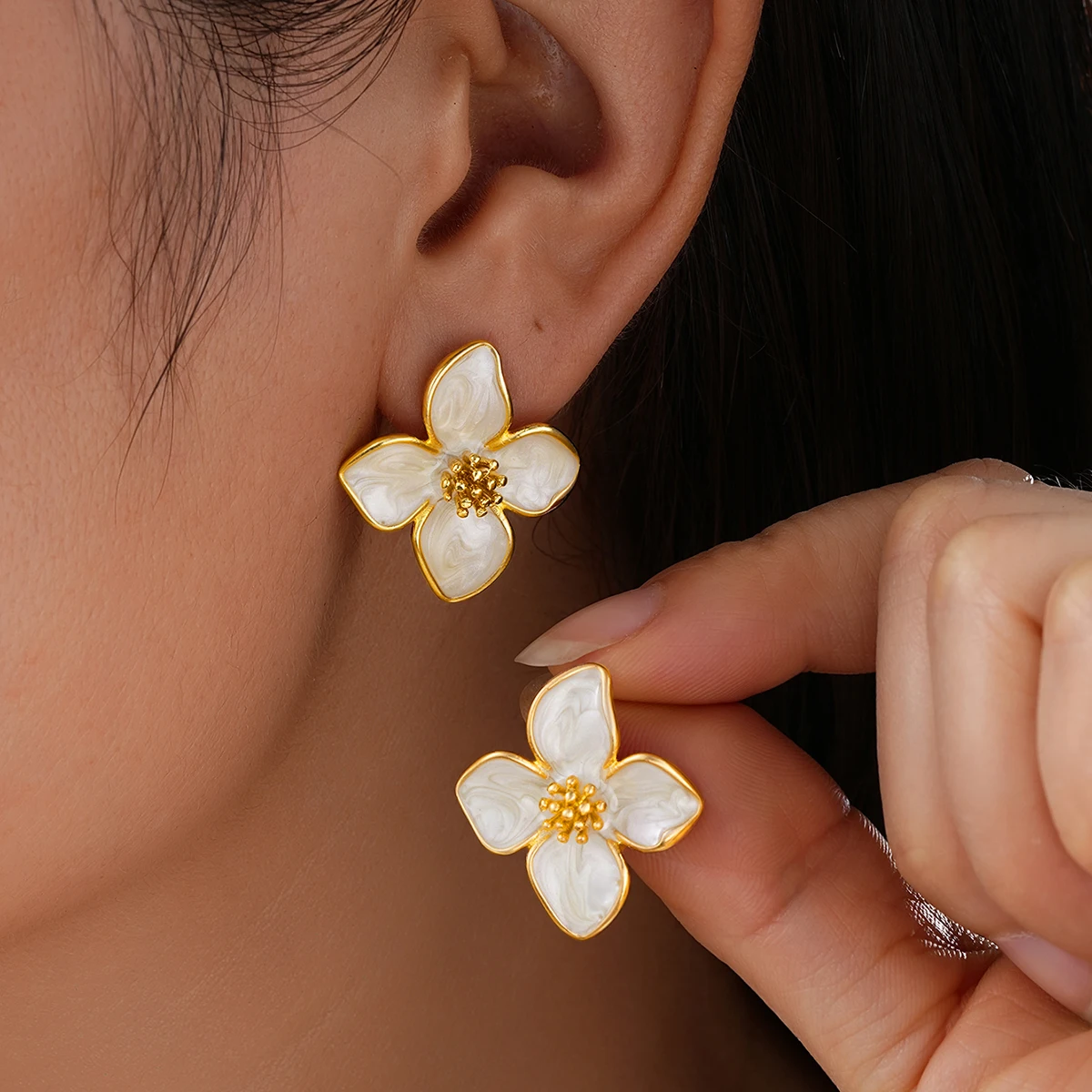 Eleganti orecchini a forma di fiore in smalto di colore bianco per le donne Temperamento semplice Orecchini penetranti carini Accessori per gioielli da festa di moda