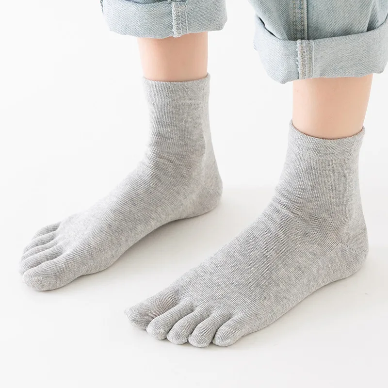 Calcetines de cinco dedos de algodón de Color sólido, calcetines de tubo medio grises y negros, calcetines de mujer, calcetines cálidos y transpirables con cinco dedos para otoño e invierno