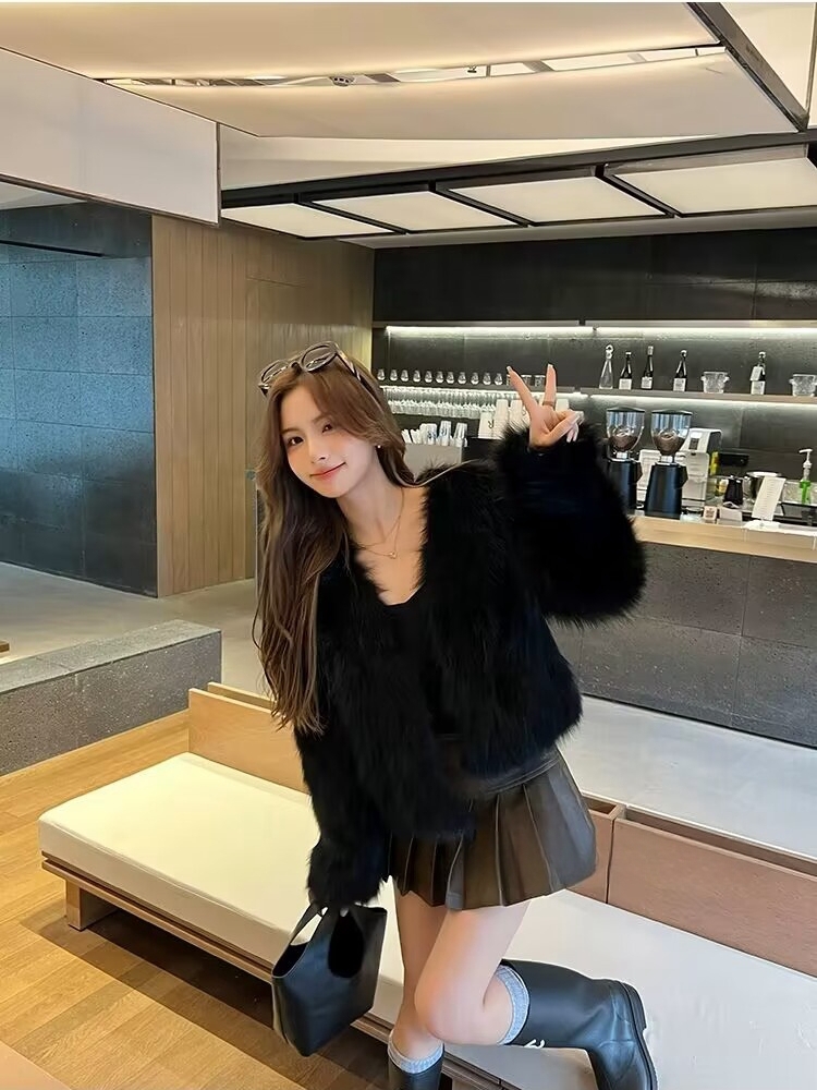 ショート肥厚キツネの毛皮のコートの女性の 2024 冬の新スタイル模擬レザージャケット若いファッショナブルなカジュアルラウンドネック