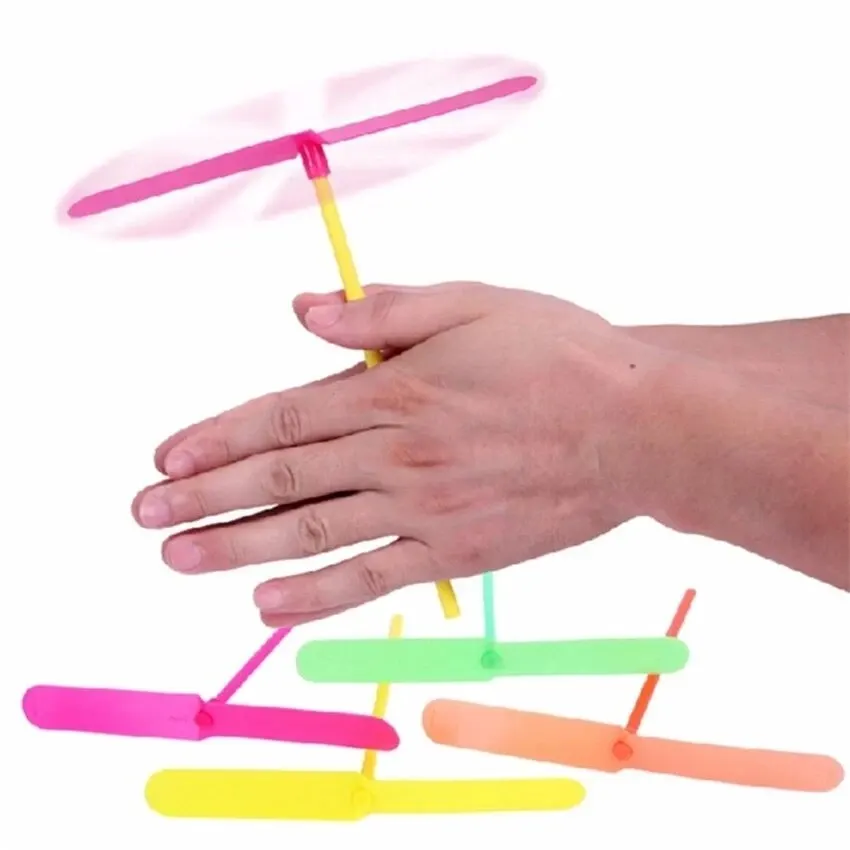 10/20 pz novità plastica bambù libellula elica giocattolo classico all'aperto regalo per bambini rotante freccia volante multicolore colore casuale