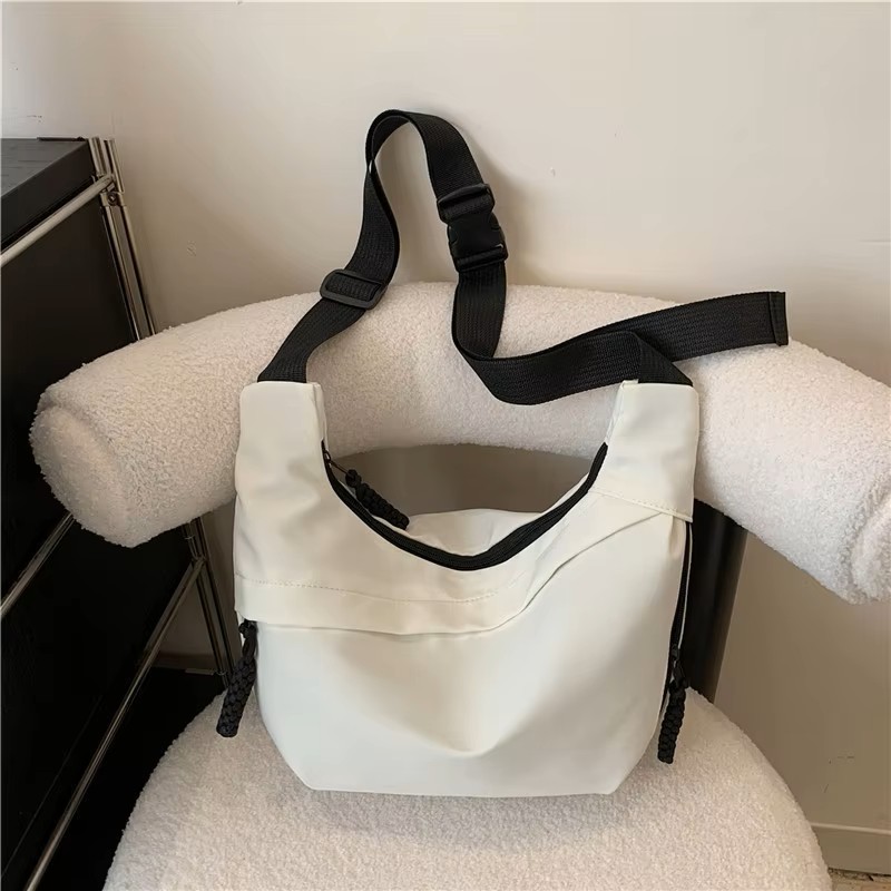 2025 Nowa moda letnia duża pojemność Casual Nylonowa damska torba na ramię Koreańska torba Hobos Młodzieżowa torba na ramię Crossbody