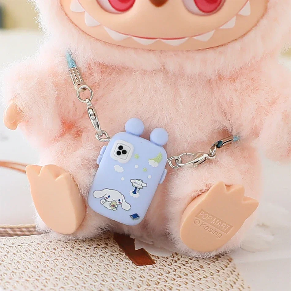 Labubu ためのアクセサリー泣き虫アクセサリー漫画スタイルカメラ電話バッグぬいぐるみアクセサリーペンダントファン誕生日ギフト