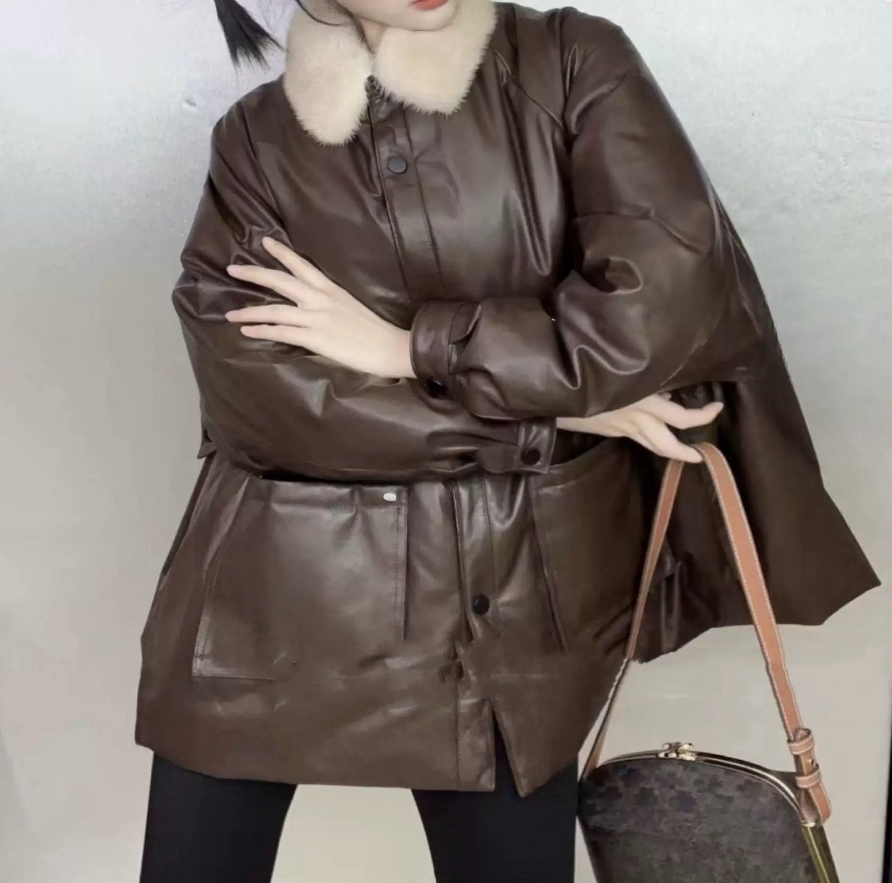 ファッショナブルな冬 2024 女性のロングシープスキンレザーダウンジャケット本革コヨーテ毛皮の襟ストリートスタイルルーズフィットコート