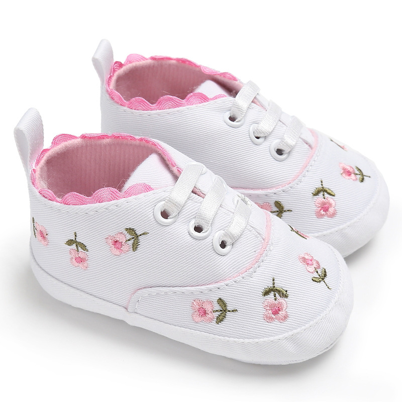 Frühling Herbst Neugeborene Baby Leinwand Turnschuhe weiche Sohle Mädchen Prinzessin Schuhe bestickte Spitze Kleinkind erste Walker Mokassins