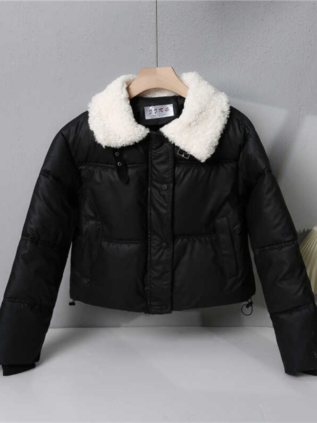 クールなショートコットンジャケット女性の冬のファッショナブルなラムファー襟ダウン充填PUレザーコートストレート英国スタイルボタンジッパーポケット